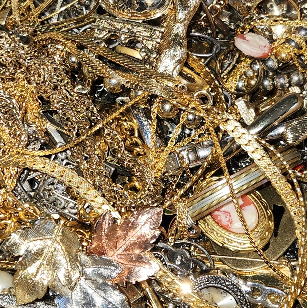 #2052, RETRO ESTATE "5 ITEMS" NEW, GOLD  & SILVER PLATED JEWELRY LOT,